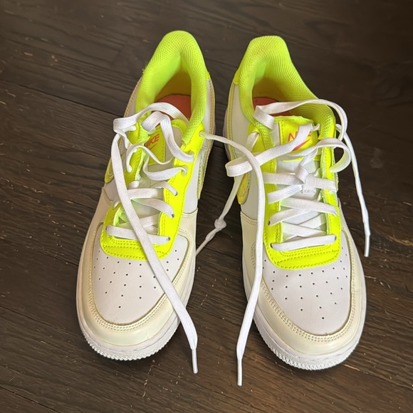 Nike Air Force 1 LV8 - Picture 6 of 8